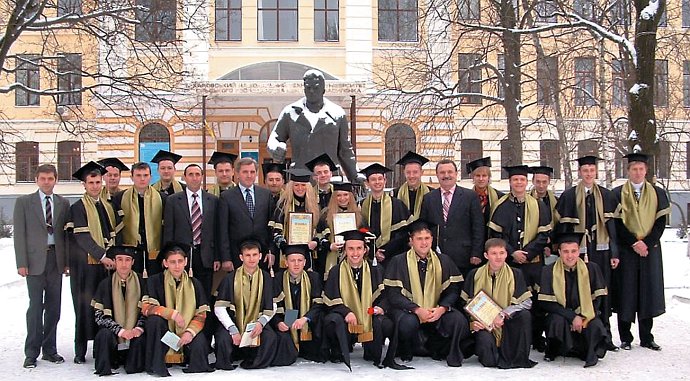 Студенты и преподаватели кафедры системотехники и технологий лесного комплекса ХНТУСХ