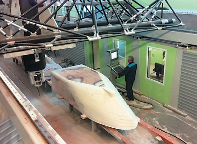 Модели корпусов судов изготавливаются на двух портальных пятиосевых станках